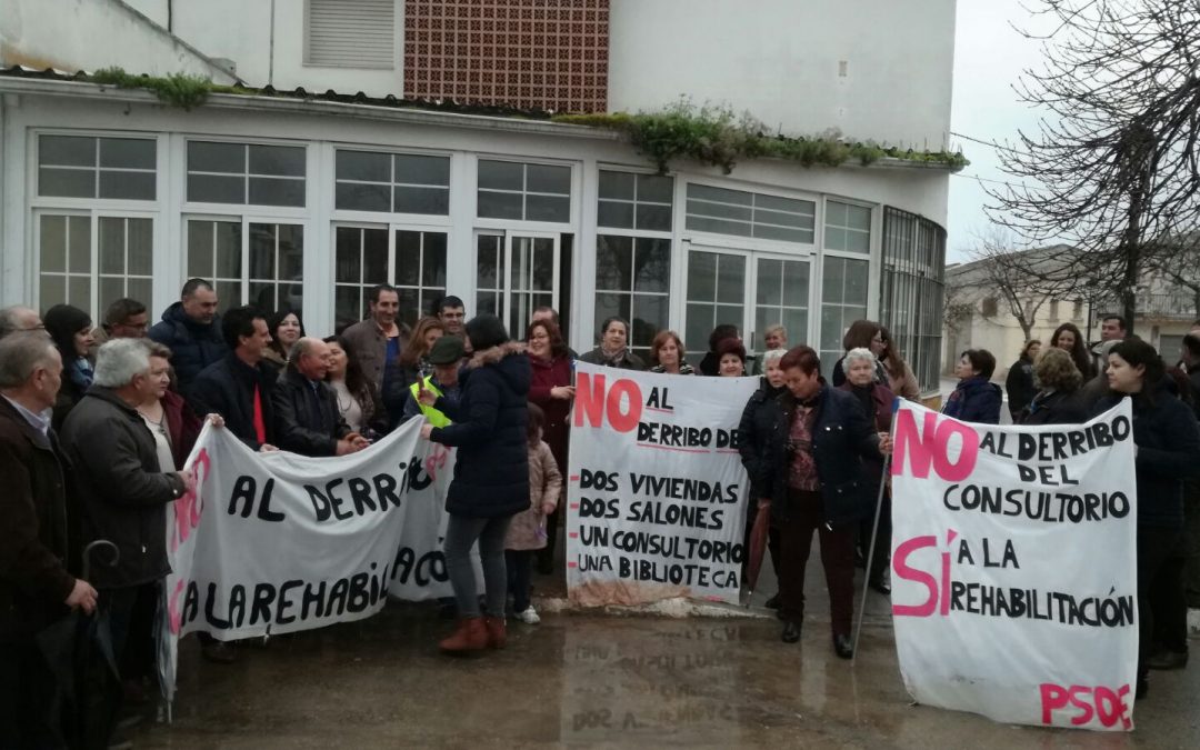El PSOE de Torreblascopedro insiste en que no se cometa el “atropello” del derribo del antiguo consultorio médico