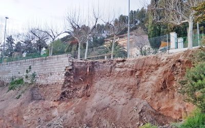 Una obra municipal provoca el derrumbe del muro de contención en Fuente Mayor de Jamilena: el PSOE critica la “incompetencia suprema” de PP-PA y exige explicaciones