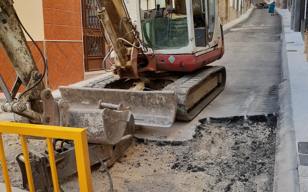 Otra desastrosa obra y otro derroche de dinero en Jamilena: el Ayuntamiento vuelve a levantar una calle que arregló en 2018