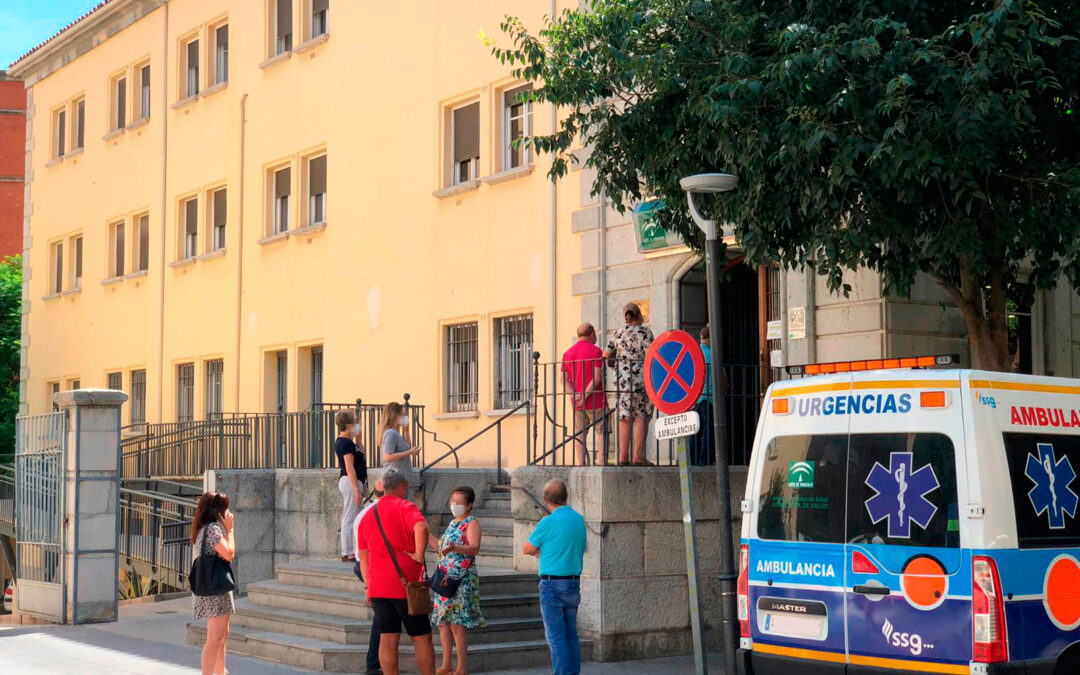 Otra imagen desastrosa de la sanidad en Jaén: amplias colas para acceder al Centro de Salud Virgen de la Capilla