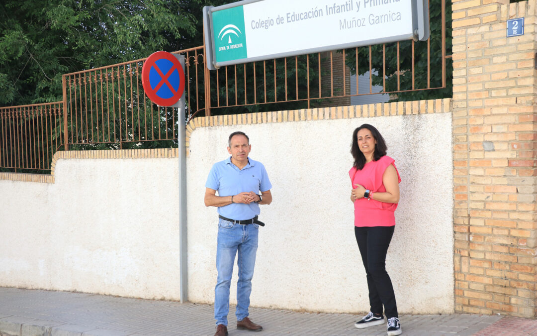 El PSOE denuncia el retroceso en la educación pública junto al CEIP Muñoz Garnica: 3 colegios cerrados y 124 unidades perdidas
