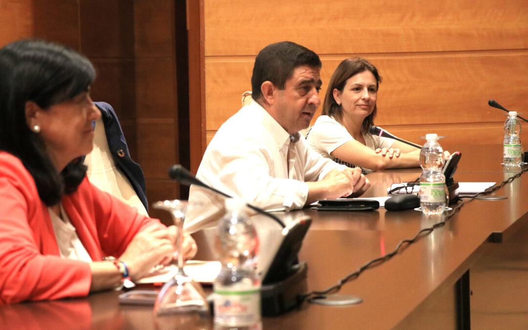 Reyes valora el “tremendo esfuerzo” de alcaldes y alcaldesas frente a un Moreno Bonilla “de perfil”