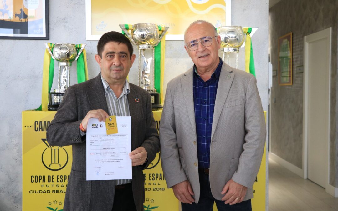 Francisco Reyes recoge el carnet de abonado del Jaén Paraíso Interior