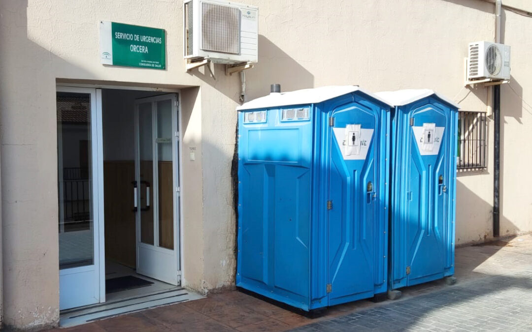La Junta coloca en la puerta de las Urgencias de Orcera un baño portátil para los pacientes, a más de 40 grados