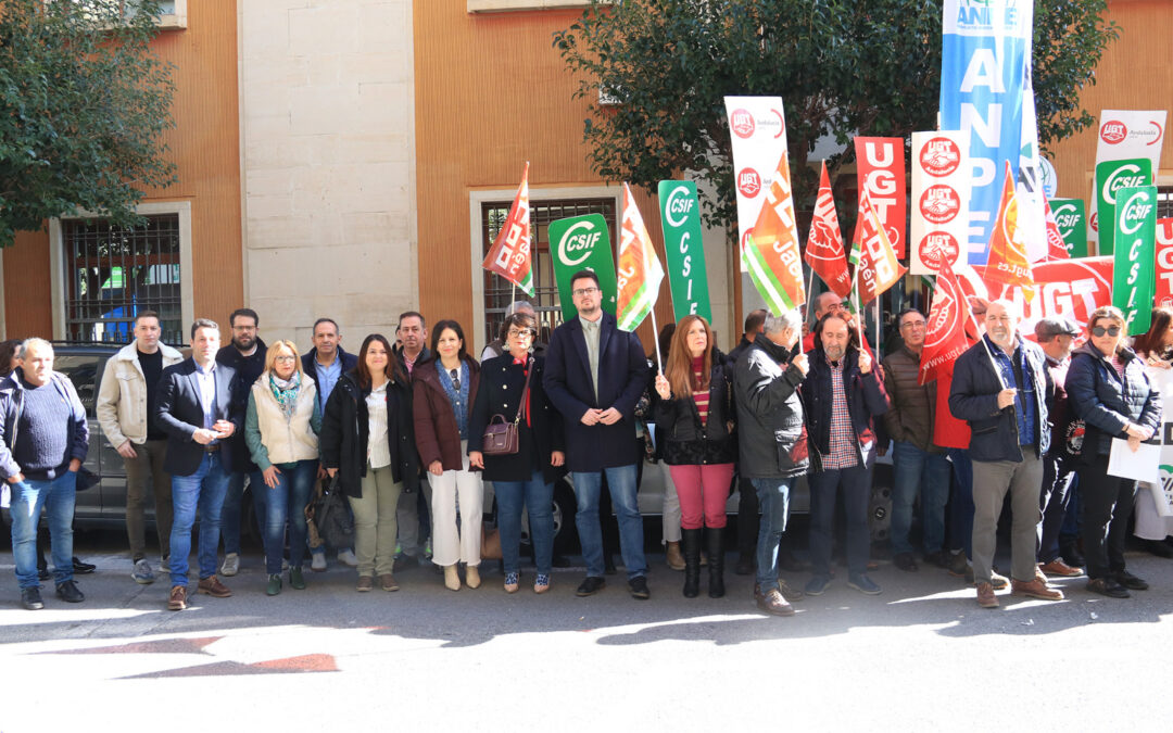 El PSOE presentará mociones en los ayuntamientos para que la Junta retire el decreto contra la educación permanente
