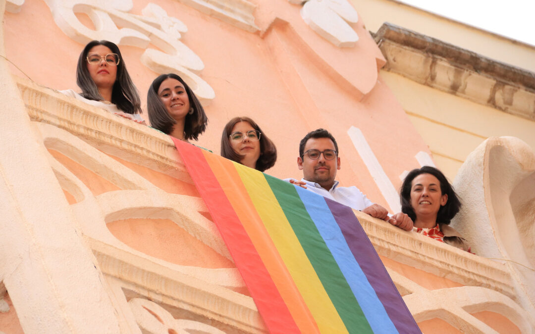 El PSOE despliega la bandera LGTBI: “No podemos permitir que derecha y ultraderecha nos priven de los derechos conquistados”