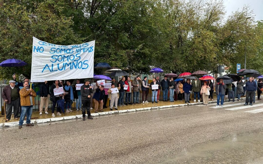 Protesta en Collejares por la “auténtica barbaridad” que la Junta ha cometido contra el Colegio Los Valles