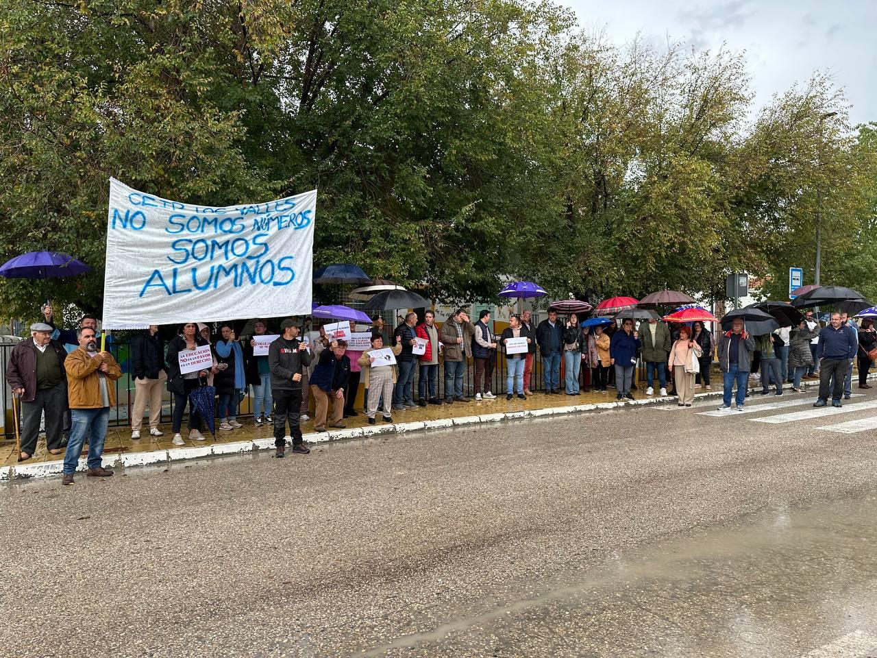 Protesta en Collejares por la “auténtica barbaridad” que la Junta ha cometido contra el Colegio Los Valles