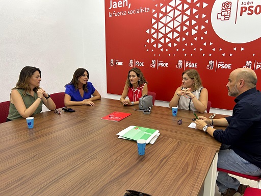 El PSOE denuncia el “maltrato” de la Junta a las matronas y exige a Juanma Moreno que mejore su situación