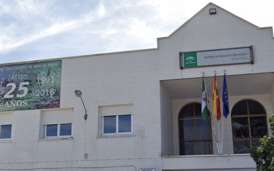 +El PSOE exige a la Junta que devuelva las 3 líneas al IES Gil de Zático