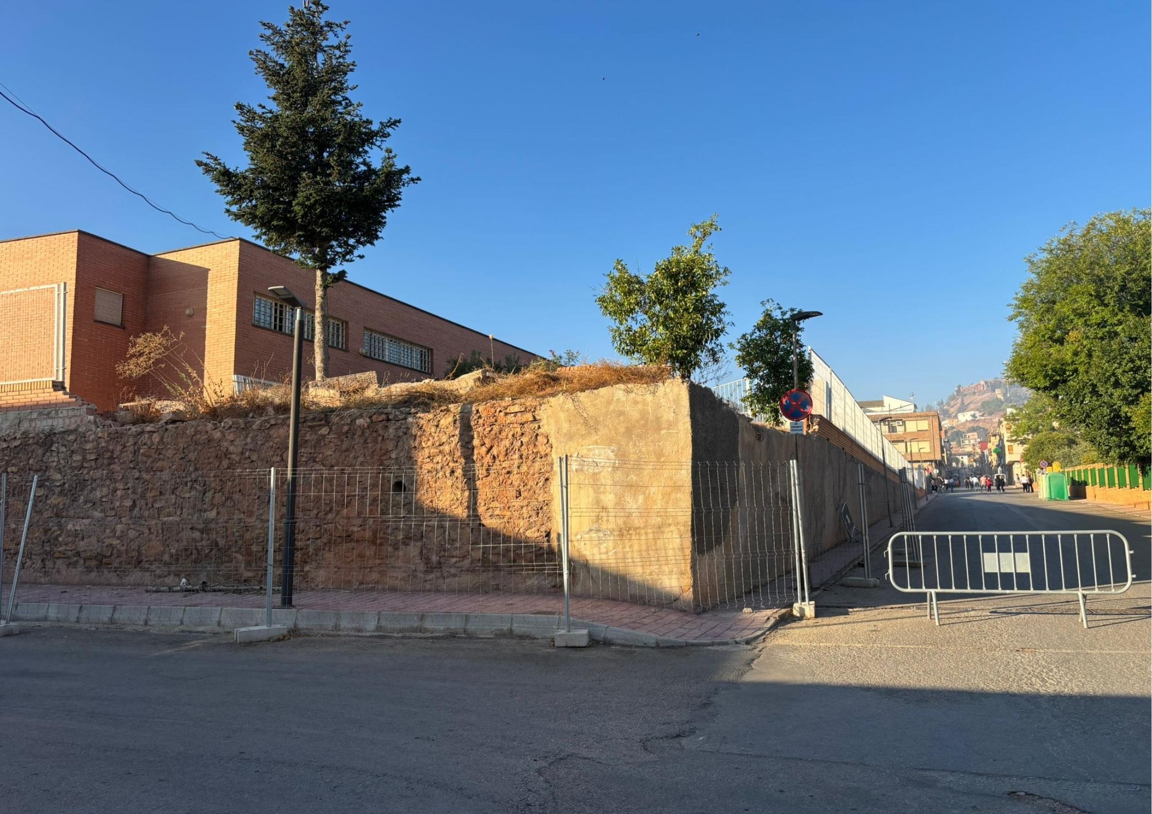La Junta incumple su promesa y empieza el curso sin arreglar el muro del CEIP Pérez de Moya de Santisteban del Puerto