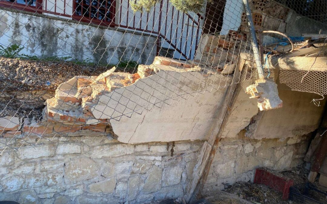 La alcaldesa de Fuerte del Rey exige a la Junta que arregle el muro del colegio, como en Santisteban del Puerto