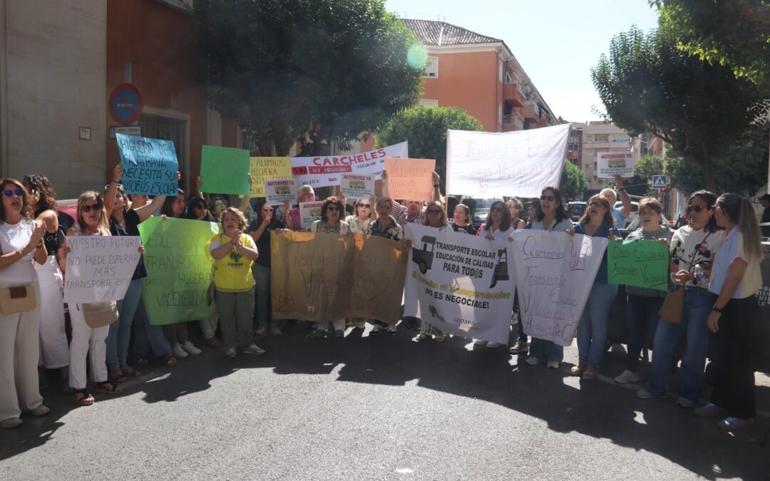 El PSOE exige a la Junta el restablecimiento total del transporte escolar y el cese del delegado de Educación