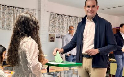 Juan Latorre y los candidatos del PSOE ejercen su derecho al voto
